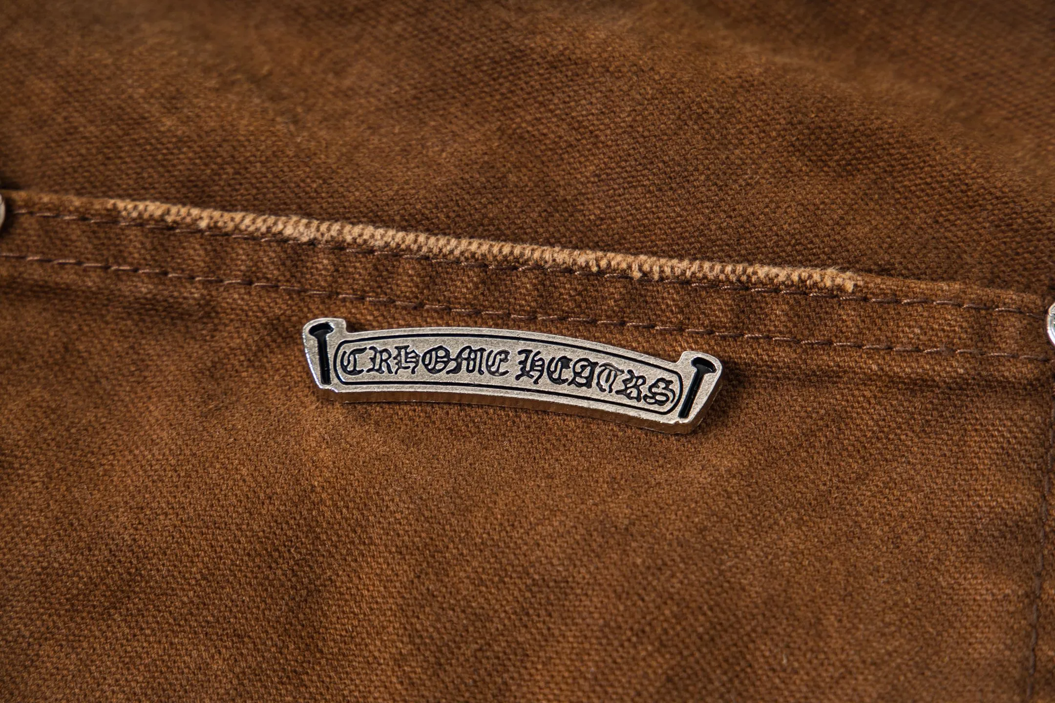 P310 💰 (Top version) Chrome Hearts brown logging orange multi-leather jeans. Multi-leather standard workwear jeans and ch jeans need to be washed and then disassembled and hand-stitched with sheepskin cross leather and then spliced to complete. The whole process is too many to explain. About Chrome Hearts This is an extremely luxurious fashion brand that can also be called the aristocrat of the high street. It has always been an exclusive brand for some hipsters or the rich second generation. Compared with ordinary high streets, it is more luxurious and noble. Compared with luxury brands, it has a more fashionable personality. It has always been a brand that I have a special liking for. Color: Brown Size: 28-30-32-34-36 (corresponding to S-M-L-XL-XXL)